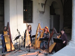 barbara, bruna, patrizia borromeo e patrizia nel chiostro dell'abbazia di Morimondo