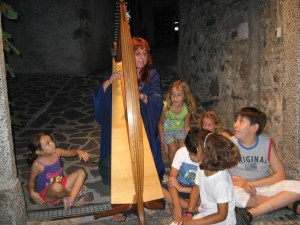 Patrizia Borromeo circondata dai bambini!