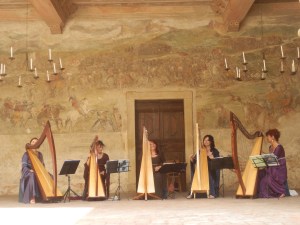 Castello di Malpaga (BG) 11 agosto 2013 Patrizia Borromeo e il Cerchio delle Fate arpe celtiche e voci