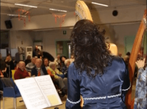 davanti al cerchio il sorriso delle persone davanti al cerchio il sorriso delle persone