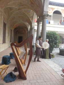 Patrizia Borromeo e Il Cerchio delle Fate al Castello di Cavernago (BG) Arpa celtica al Castello di Cavernago (BG) 2 aprile 2016