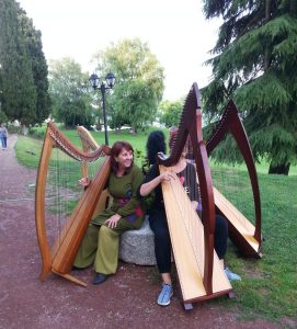 IMG_20160611_192050Patrizia Borromeo e Il Cerchio delle fate presso il parco della Rocca Borromeo - Arona (NO)