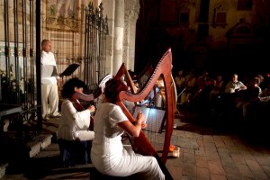 Patrizia Borromeo e Il Cerchio delle Fate nella Basilica romanica di Santa Giulia - Foto di Danilo Pedruzzi Ensemble di arpe celtiche a Santa Giulia, Bonate Sotto (BG) Foto di Danilo Pedruzzi