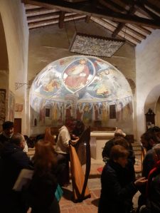 L'abbraccio del pubblico al termine del concerto alla pieve romanica - 22 dicembre 2016