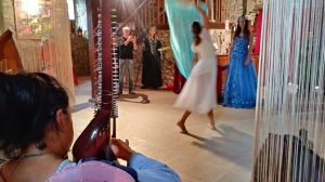 suonando e danzando per la Regina delle Fate